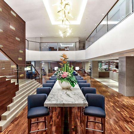 Hotel Hilton Kota Kinabalu Zewnętrze zdjęcie The interior of the lounge
