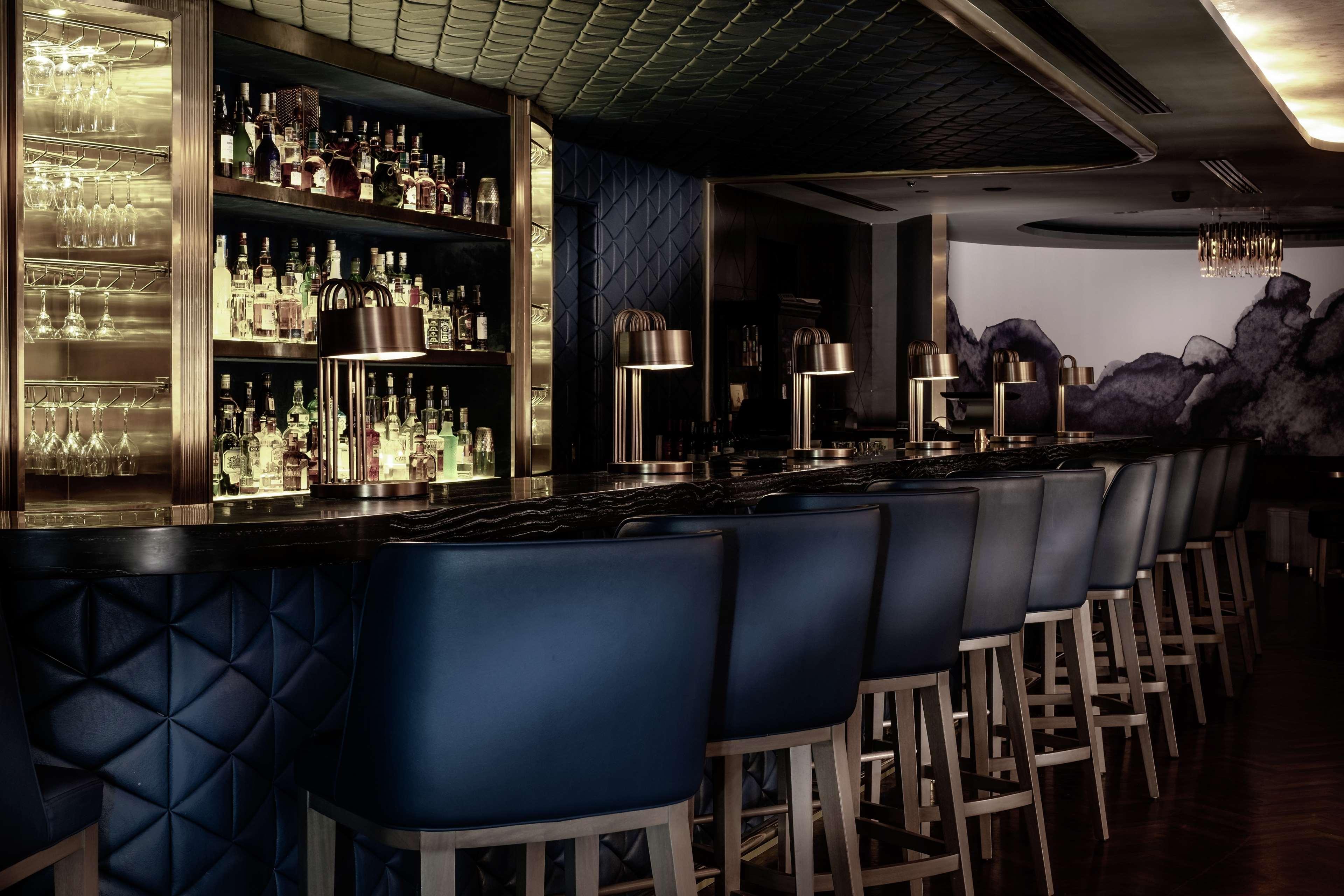 Hotel Hilton Kota Kinabalu Zewnętrze zdjęcie The bar at the London Edition