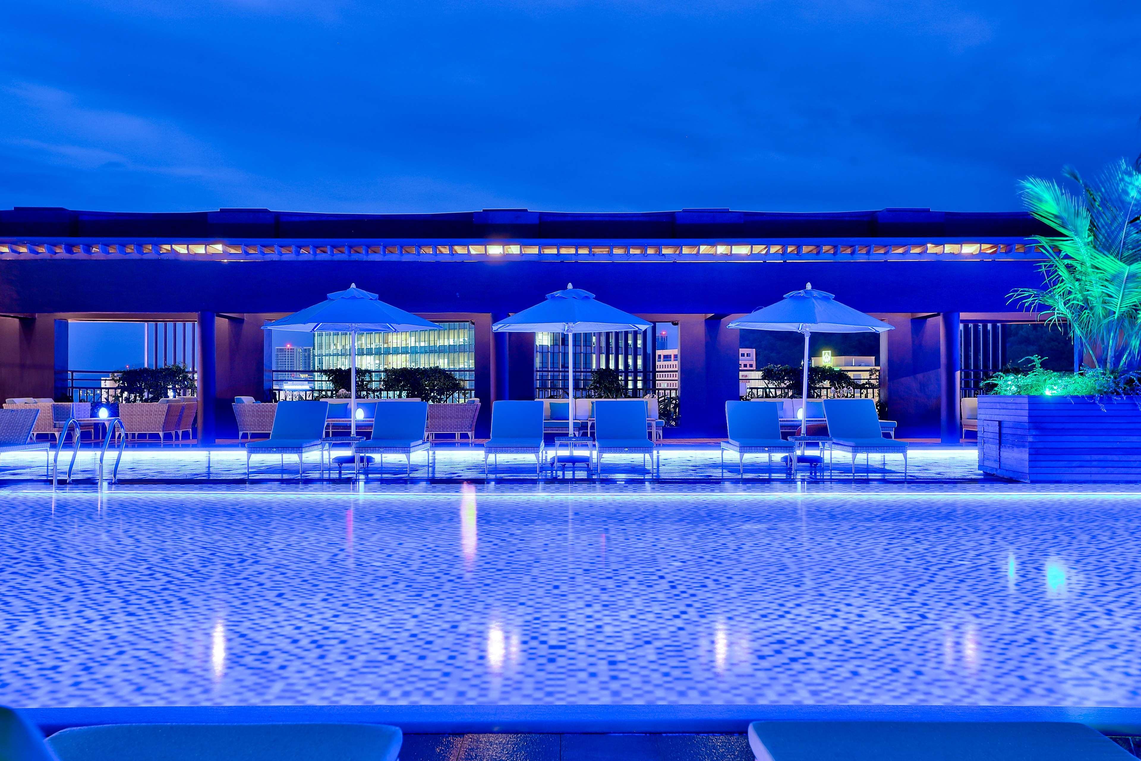Hotel Hilton Kota Kinabalu Zewnętrze zdjęcie The pool at the hotel