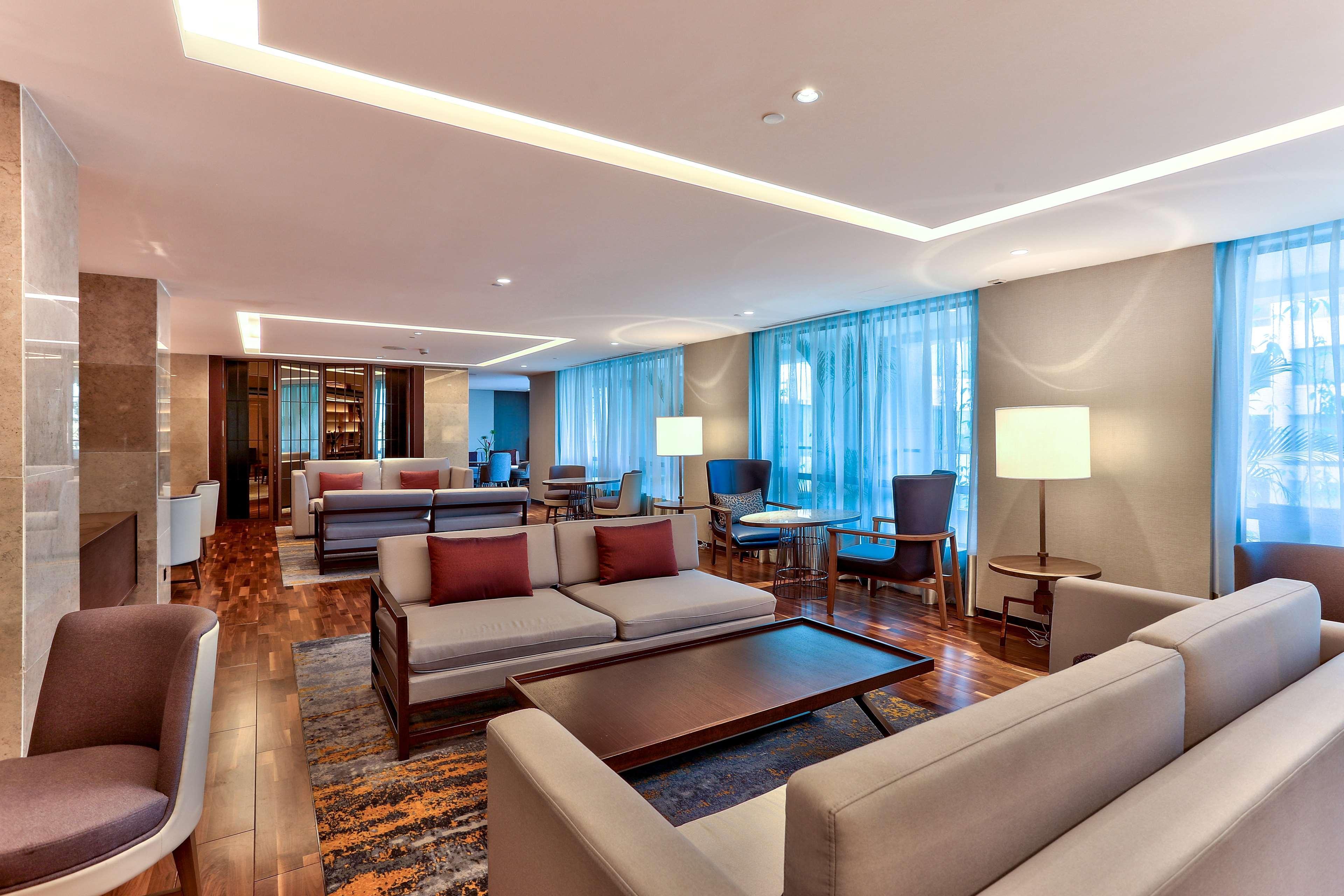 Hotel Hilton Kota Kinabalu Zewnętrze zdjęcie The lounge at the airport