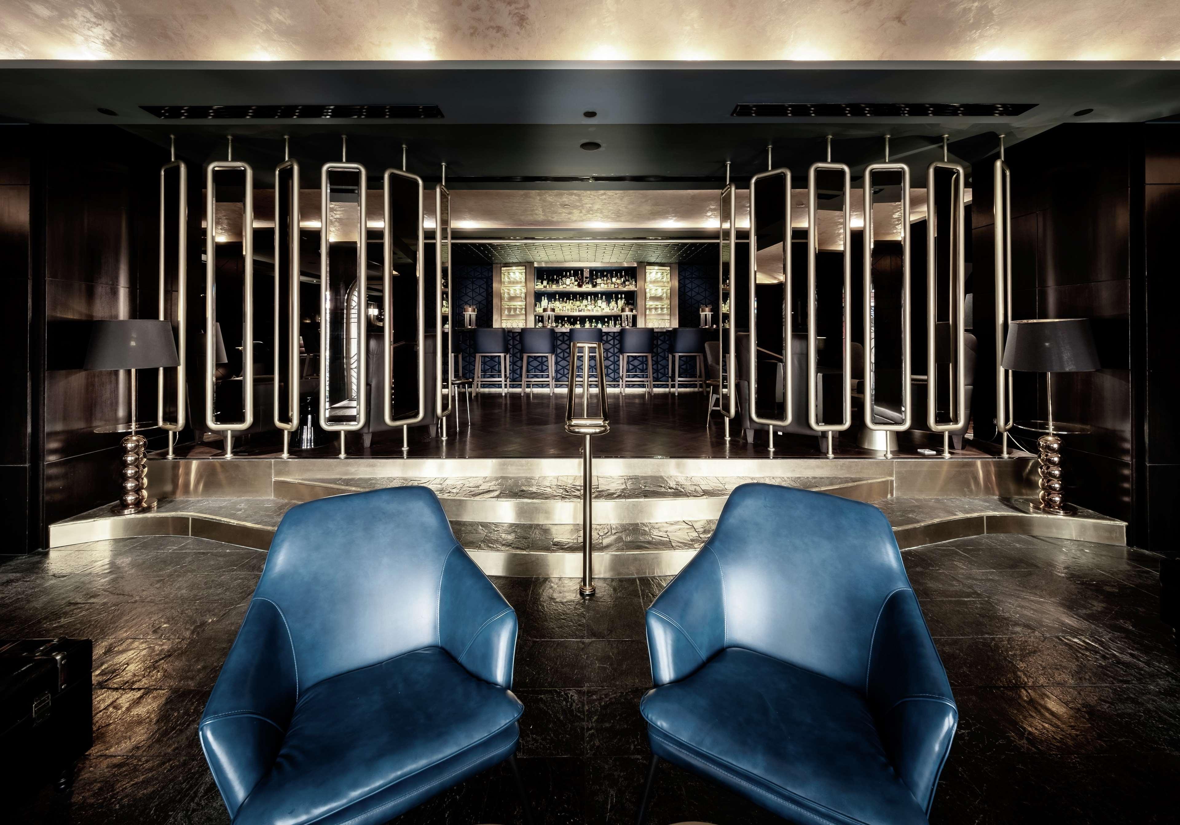 Hotel Hilton Kota Kinabalu Zewnętrze zdjęcie The bar at the 100 Queen's Gate