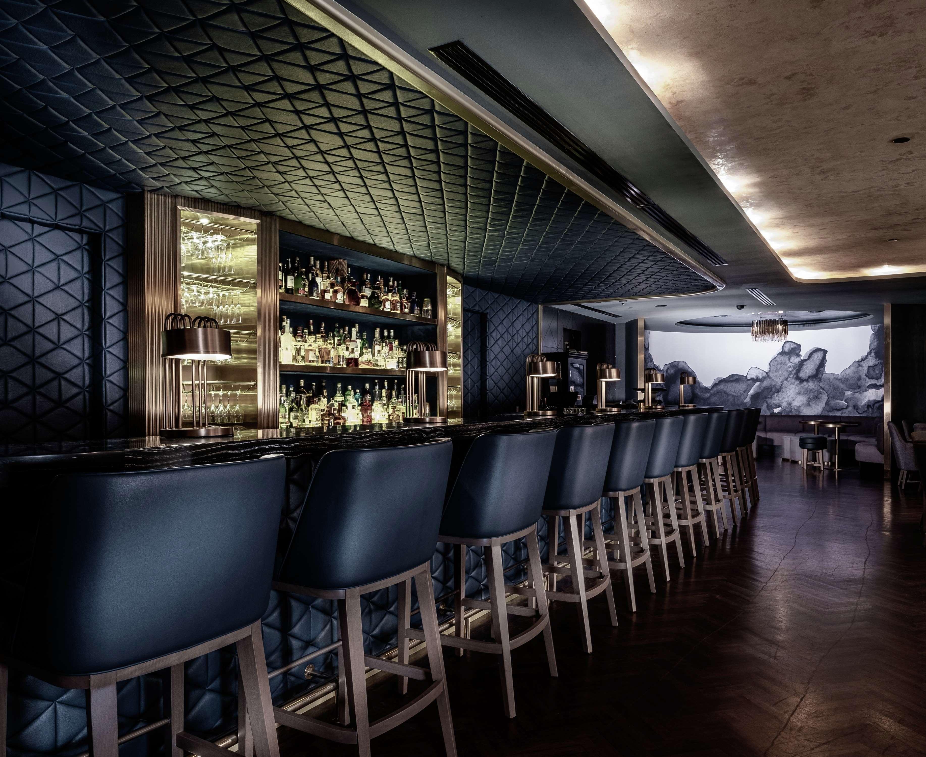 Hotel Hilton Kota Kinabalu Zewnętrze zdjęcie The bar at the 1905 Bar