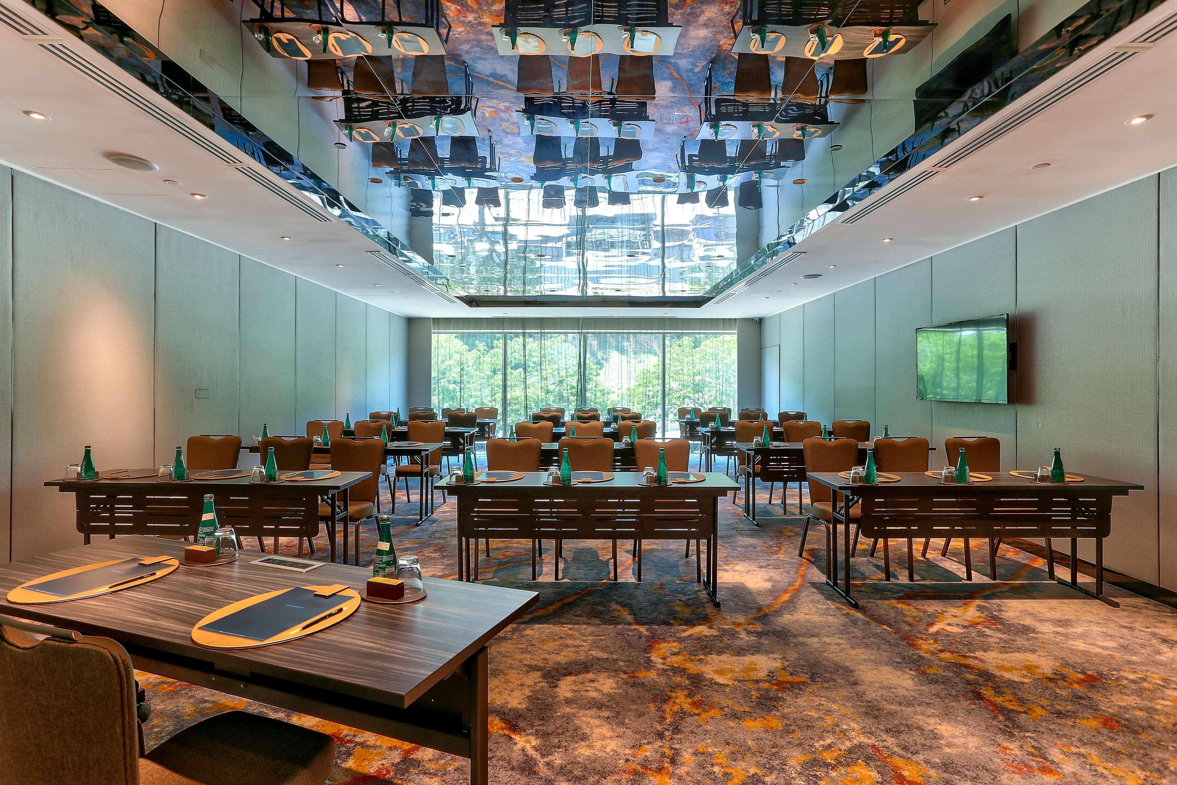 Hotel Hilton Kota Kinabalu Zewnętrze zdjęcie Meeting room at the hotel
