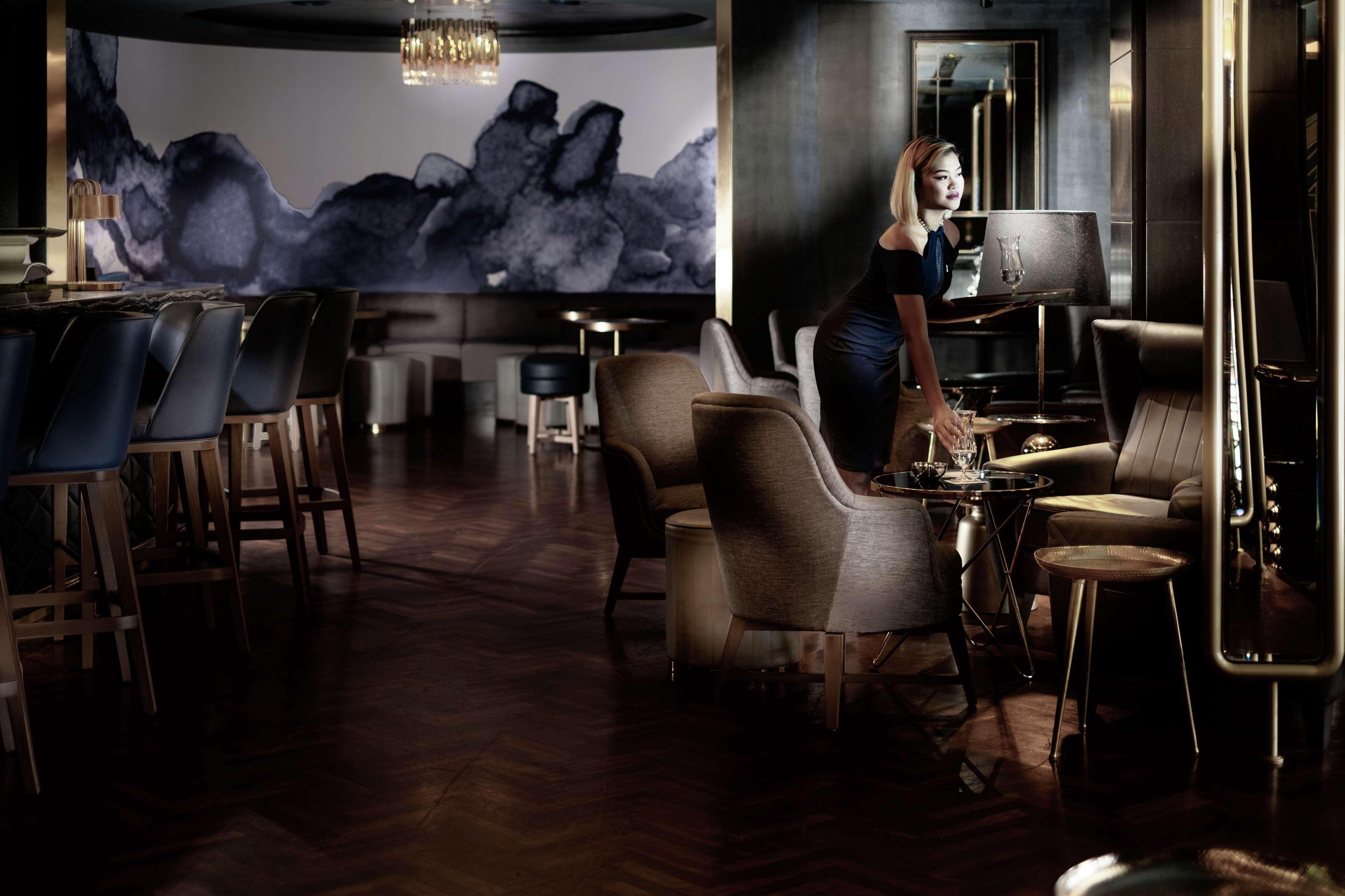Hotel Hilton Kota Kinabalu Zewnętrze zdjęcie The interior of the bar