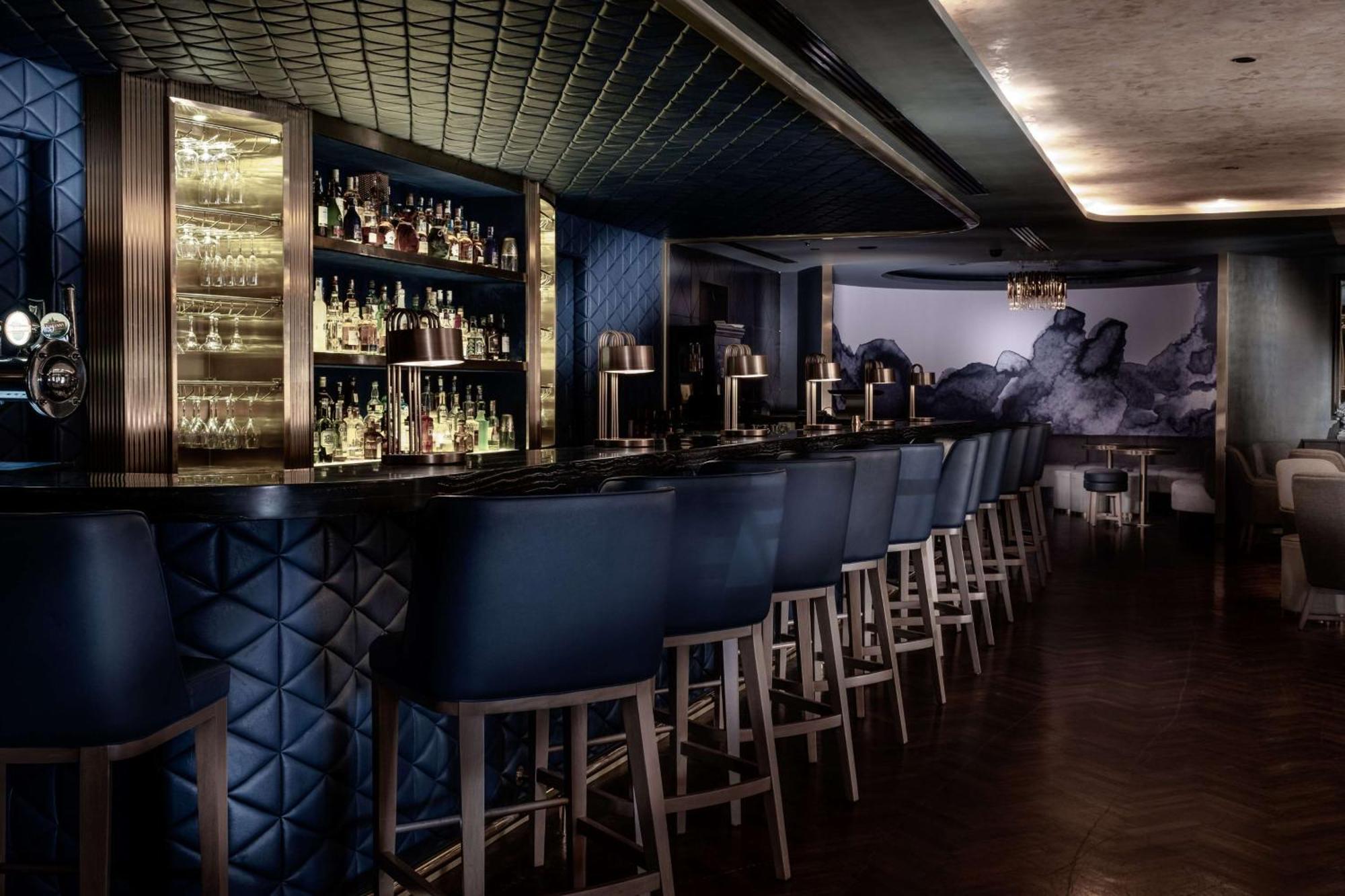 Hotel Hilton Kota Kinabalu Zewnętrze zdjęcie The bar at the Mandarin Oriental, New York
