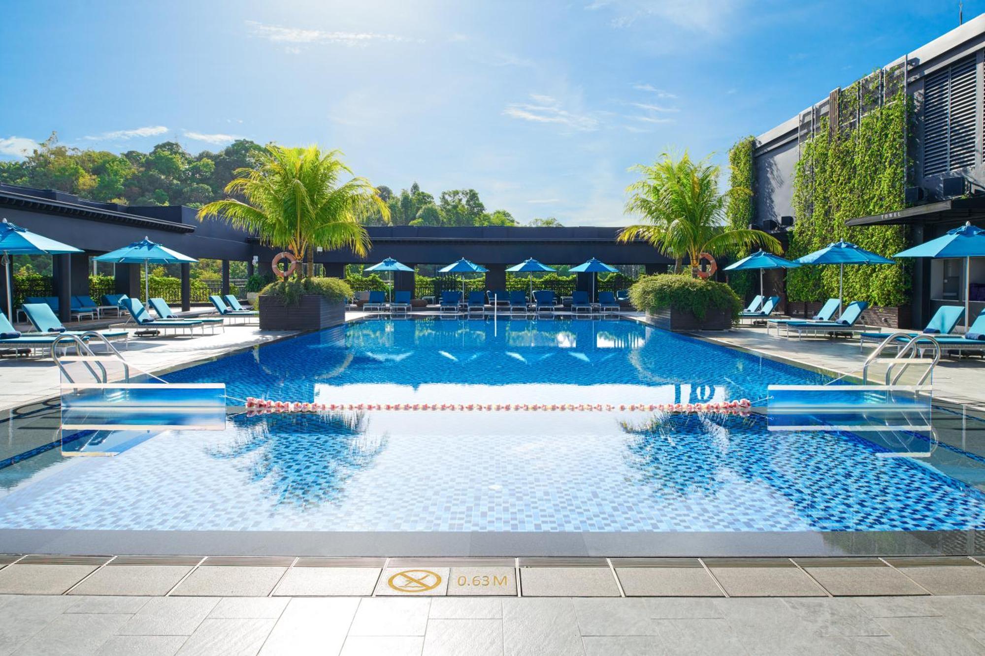 Hotel Hilton Kota Kinabalu Zewnętrze zdjęcie The swimming pool at the hotel