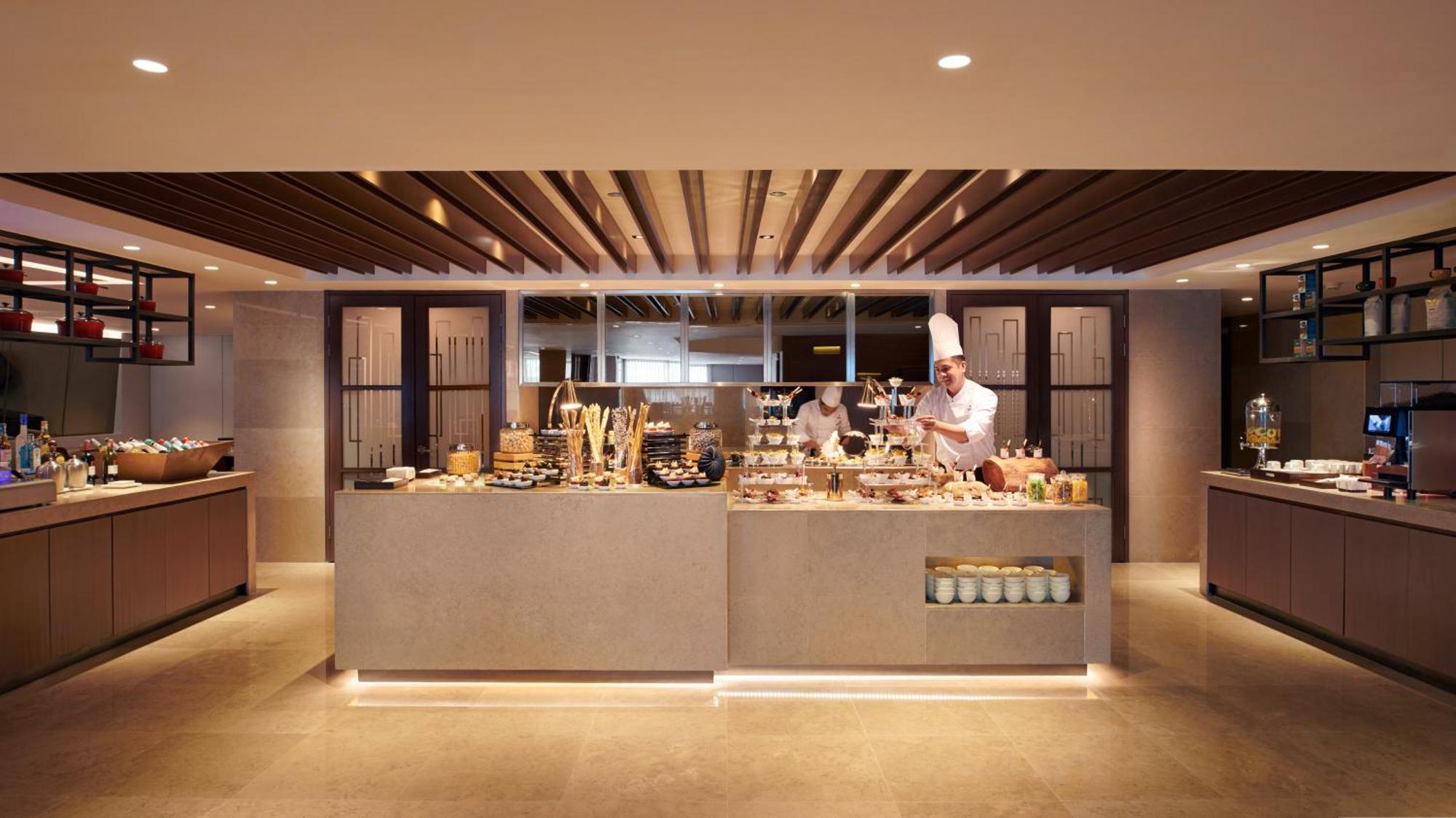 Hotel Hilton Kota Kinabalu Zewnętrze zdjęcie The buffet at the lounge