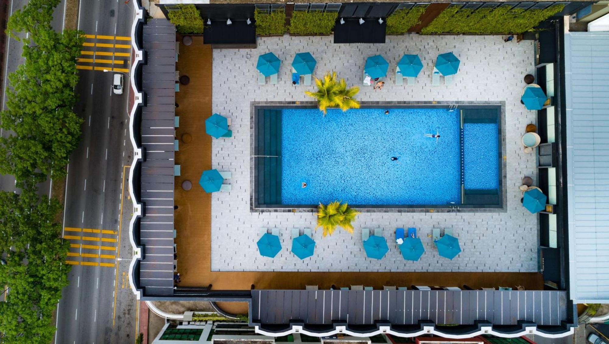 Hotel Hilton Kota Kinabalu Zewnętrze zdjęcie Aerial view of the pool