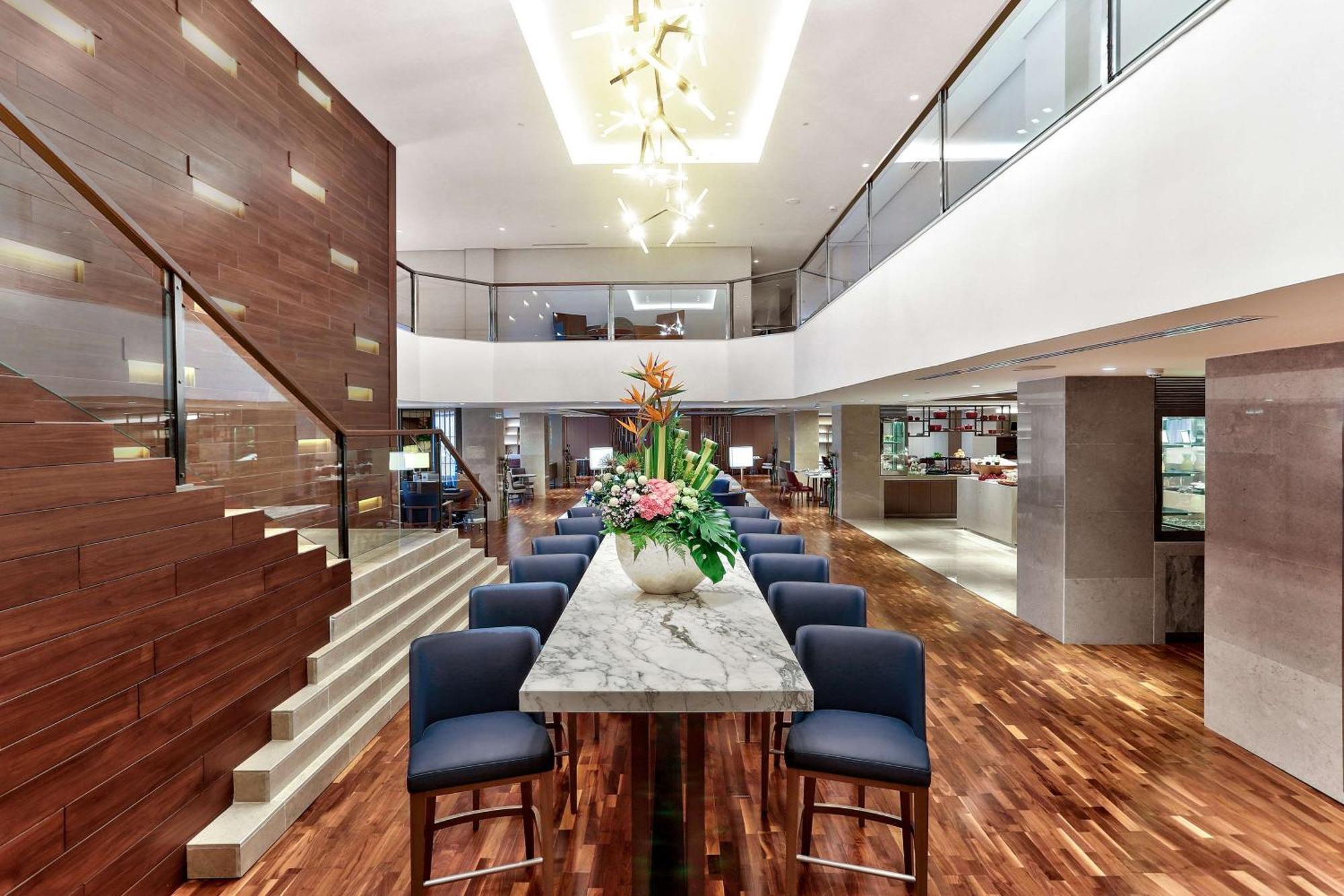 Hotel Hilton Kota Kinabalu Zewnętrze zdjęcie The interior of the lounge