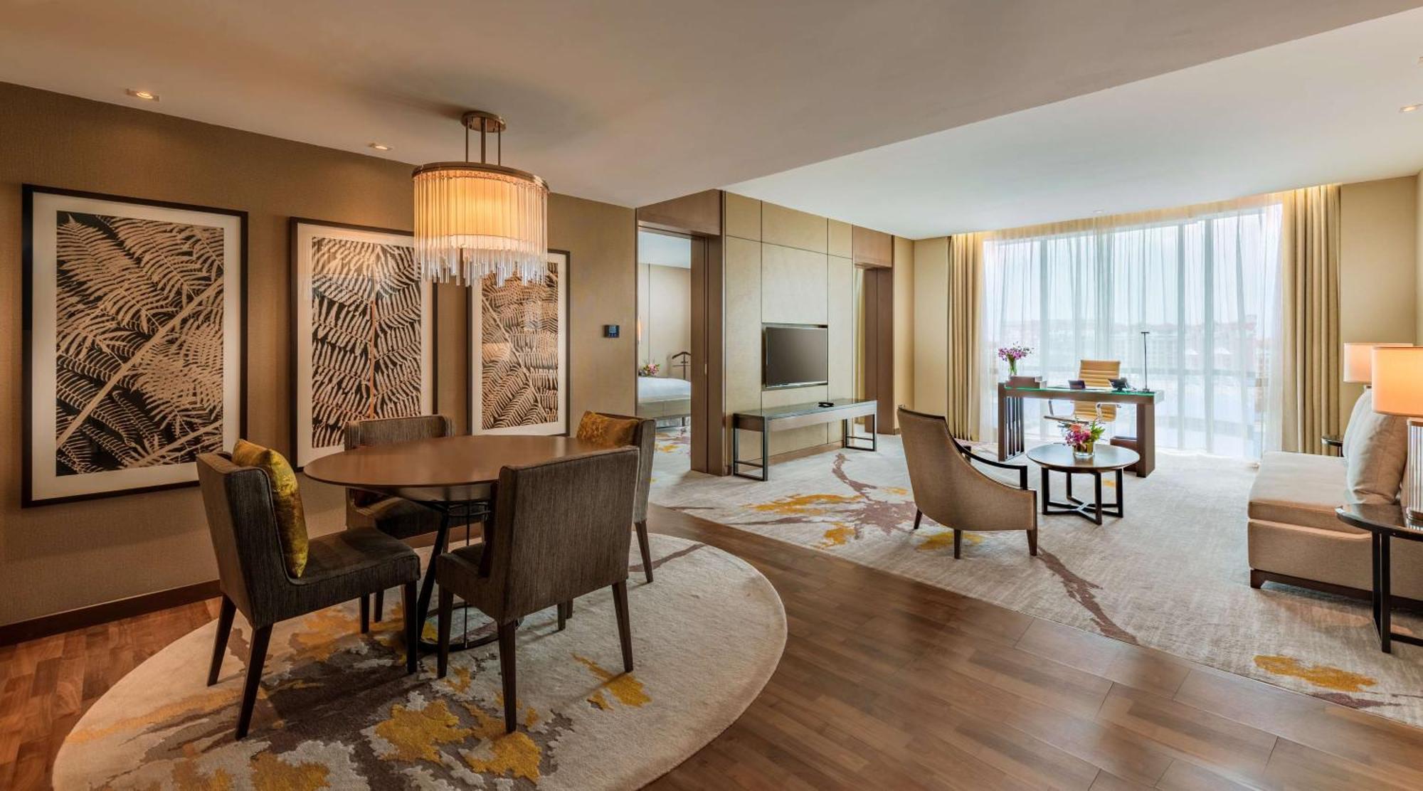 Hotel Hilton Kota Kinabalu Zewnętrze zdjęcie A suite at the hotel